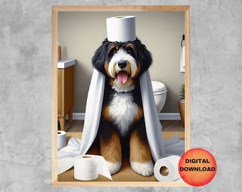 Op de afbeelding: Een zwart-bruine hond met een toiletrol als hoed, zittend in een badkamer met toiletrollen die eromheen liggen. De hond kijkt met zijn tong naar buiten naar de camera.