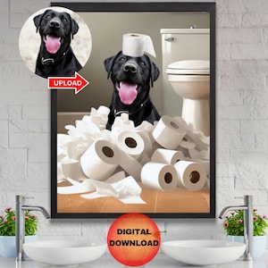 Może przedstawiać: Czarny labrador retriever w kapeluszu z rolki papieru toaletowego, otoczony papierem toaletowym w łazience. Pies patrzy na kamerę z otwartą paszczą. Obraz jest do pobrania cyfrowo.