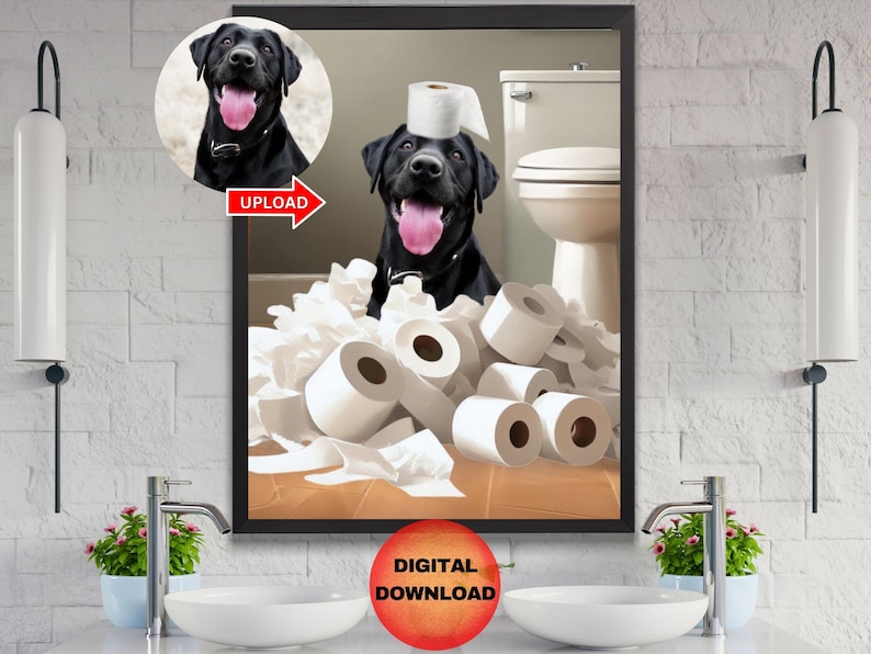 Może przedstawiać: Czarny labrador retriever w kapeluszu z rolki papieru toaletowego, otoczony papierem toaletowym w łazience. Pies patrzy na kamerę z otwartą paszczą. Obraz jest do pobrania cyfrowo.