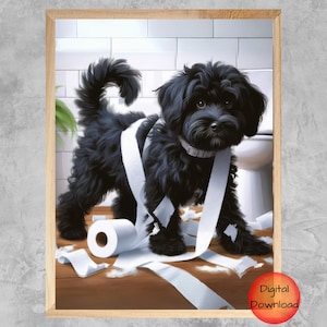 Peut inclure: Un chien noir avec un collier blanc est emmêlé dans du papier toilette dans une salle de bain. Le chien se tient sur un sol en bois avec des murs en carrelage blanc. Il y a des toilettes en arrière-plan.