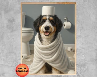 Op de afbeelding: Digitale print van een hond in een badkamer. De hond, met zwart, bruin en wit haar, is gewikkeld in een witte handdoek en heeft een rol toiletpapier op zijn hoofd. Een toilet en meer rollen toiletpapier zijn op de achtergrond.