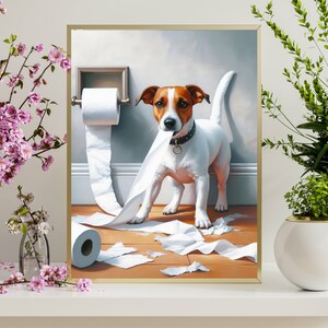 Puede incluir: Una pintura enmarcada de un perro blanco y marr&oacute;n con un collar negro, de pie en un ba&ntilde;o con un rollo de papel higi&eacute;nico en el suelo. El perro ha tirado del papel higi&eacute;nico del rollo y est&aacute; de pie sobre el papel rasgado.
