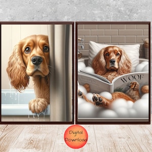 Op de afbeelding: Twee digitale kunstprints met een bruine en witte cocker spaniel. De eerste print toont de hond die uit een douchegordijn gluurt. De tweede print toont de hond die ontspannen in een badkuip met bubbels ligt en een tijdschrift leest met de tekst "Woof".