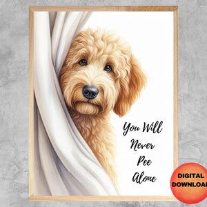 Stampa da bagno Goldendoodle, Goldendoodle non fa mai pipì da solo, Divertente decorazione murale con cane, Opere d'arte stravaganti per gli amanti del Goldendoodle, Regalo per mamma di cane, SCARICA