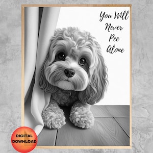 Puede incluir: Impresión en blanco y negro enmarcada que presenta un perro asomándose por detrás de una cortina. El texto "You Will Never Pee Alone" está escrito en una fuente cursiva. La imagen tiene una etiqueta de descarga digital.