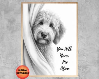 Goldendoodle badrumstryck, svartvit klotterhund kissar aldrig ensam, rolig hundväggkonst, Goldendoodle älskare konst, hundmamma present, LADDA NER
