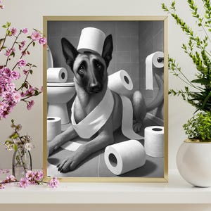 K&ouml;nnte beinhalten: Ein Schwarzwei&szlig;foto eines Hundes mit Toilettenpapier um Kopf und K&ouml;rper gewickelt. Der Hund sitzt in einem Badezimmer mit einer Toilette im Hintergrund.