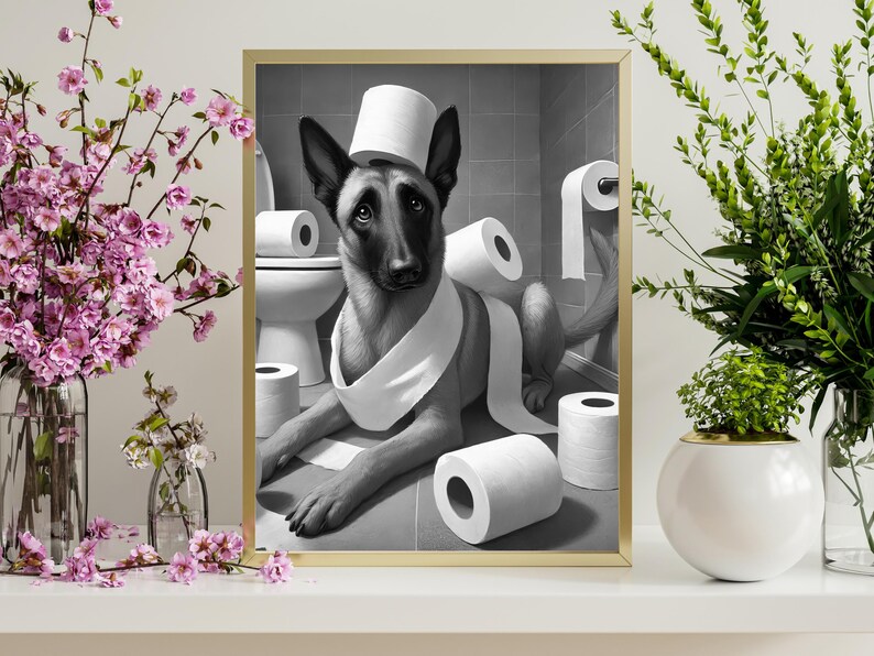 K&ouml;nnte beinhalten: Ein Schwarzwei&szlig;foto eines Hundes mit Toilettenpapier um Kopf und K&ouml;rper gewickelt. Der Hund sitzt in einem Badezimmer mit einer Toilette im Hintergrund.