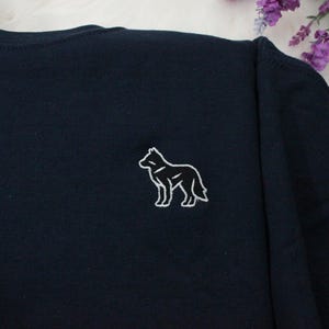 Wolf Embroidered Sweatshirt Premium Gift, Unisex Embroidered Crew-neck Long Sleeve Pullover Sweater - Multiple Colors