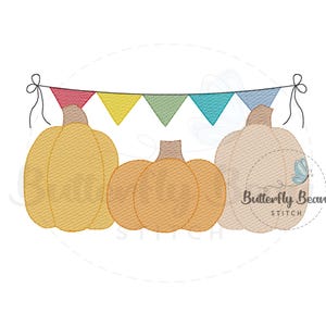 Op de afbeelding: Een geborduurd ontwerp met drie pompoenen in tinten geel, oranje en crème, onder een kleurrijke banner van driehoekige vlaggen. Het ontwerp bevat de tekst "Butterfly Bean Stitch".