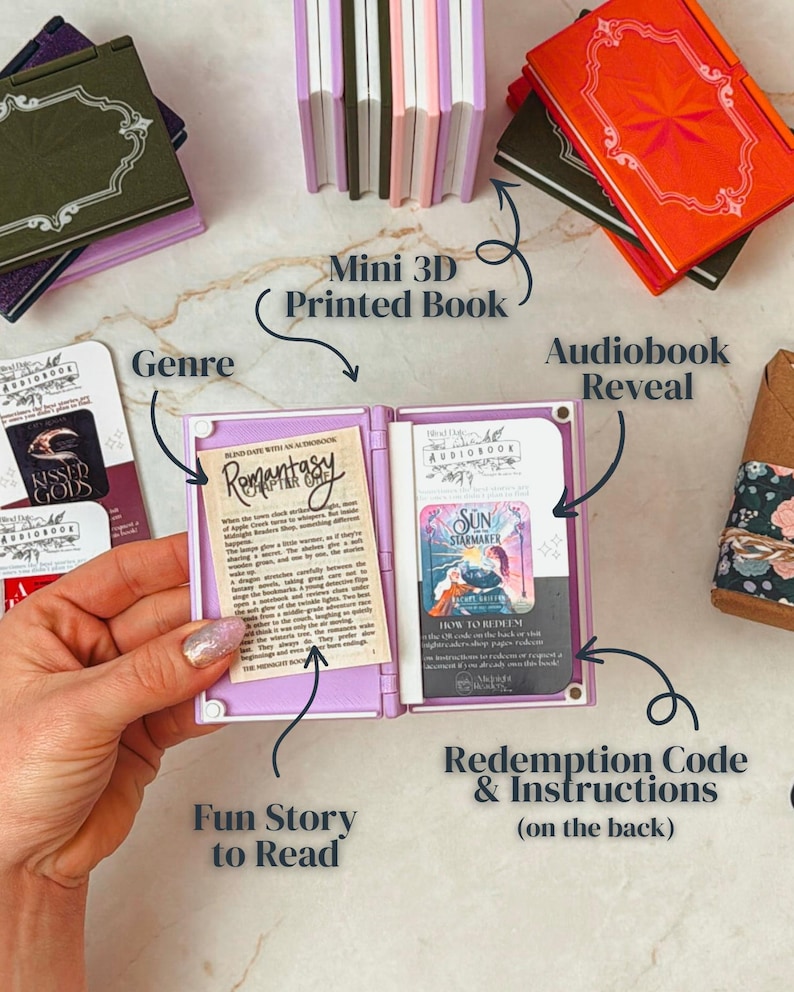 K&ouml;nnte beinhalten: Eine Sammlung von Miniatur-3D-gedruckten B&uuml;chern in verschiedenen Farben, darunter Lila, Gr&uuml;n und Orange. Ein Buch ist ge&ouml;ffnet und zeigt eine gedruckte Geschichte und einen Einl&ouml;secode. Der Text im ge&ouml;ffneten Buch lautet "Romantasy" und "Sun StarMaker".