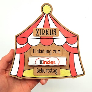 Könnte beinhalten: Eine Zirkus-Einladungskarte mit rot-weiß gestreiftem Zelt-Design. Die Karte enthält das Wort "ZIRKUS" und den Text "Einladung zum Geburtstag" mit einem Kinder-Schokoriegel.