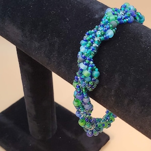 Vintage-Spiralperlenarmband mit Verschluss. Blaue und grüne Farbgebung. Handgefertigt. Aus meiner frühen Sammlung. Tolles Geschenk oder persönliches Accessoire.