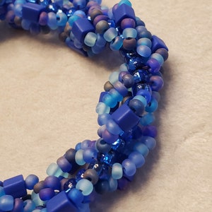 Vintage-Spiralperlenarmband mit Verschluss. Blaue Farbgebung. Handgefertigt. Aus meiner frühen Sammlung. Tolles Geschenk oder als persönliches Accessoire.