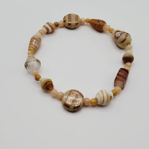 Pulseira elástica de ágata cornalina com contas espaçadoras em jaspe. Um toque de ouro adiciona um toque de glamour a esta linda pulseira. Ideia de presente.