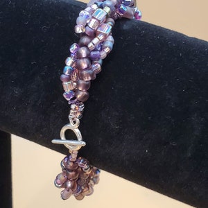Vintage Armband mit Spiralperlen und Karabinerverschluss. Lila gefärbt. Handgefertigt. Aus meiner Vintage Sammlung. Tolles Geschenk oder persönliches Accessoire