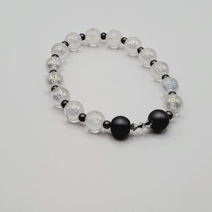 Pulseira elástica de contas de quartzo com bicone de cristal e detalhes em contas de vidro. Um toque de glamour, casual também. Ótima maneira de adicionar pop à sua roupa.