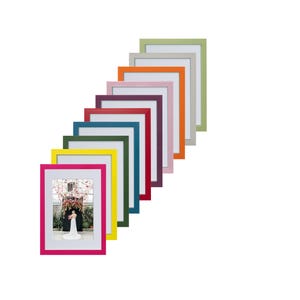 Puede incluir: Un conjunto de 10 marcos de fotos en varios colores, incluyendo rosa, rojo, azul, verde, amarillo y gris. Los marcos están dispuestos en un patrón escalonado, con el marco más pequeño en la parte inferior y el marco más grande en la parte superior. Los marcos son todos del mismo tamaño y forma, y tienen un diseño simple y moderno.