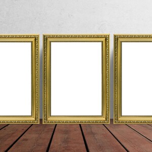 Könnte beinhalten: Drei goldene Bilderrahmen mit verzierten Details, horizontal auf einem Holzboden angeordnet.