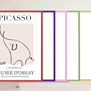 Peut inclure: Une estampe encadrée en rouge d'un dessin au trait noir et blanc d'un éléphant de Pablo Picasso. L'estampe est intitulée "L'éléphant" et provient du Musée d'Orsay à Paris, France.