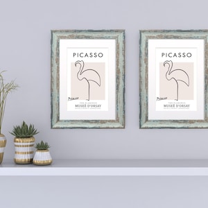 Puede incluir: Dos impresiones enmarcadas con un acabado azul claro desgastado. Cada impresión presenta un dibujo de línea negra de un flamenco con el texto "PICASSO" y "Musée d'Orsay" en negro.