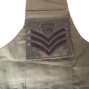 Britische Armee Sergeant Brassard mit Tasche & Rangabzeichen aus Satin