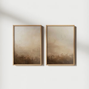 Puede incluir: Dos pinturas abstractas enmarcadas en una gama de colores marrón y beige. Las pinturas son de estilo minimalista y presentan un efecto texturizado de pinceladas.