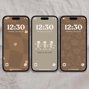 Puede incluir: Tres diseños de pantalla de teléfono diferentes con un esquema de color marrón y blanco. El primer diseño presenta un patrón a cuadros con flores blancas. El segundo diseño presenta tres esqueletos bailando con el texto "bone to be wild". El tercer diseño presenta un patrón de hojas y calabazas.