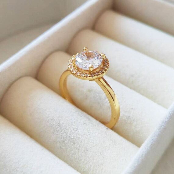 Sparkling Round Halo Ring