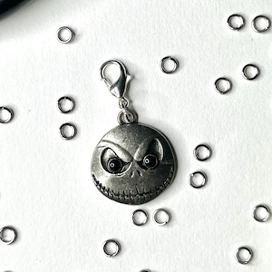 Amuleto de carrete de insignia de Jack Skellington plateado/Amuleto de Halloween/Accesorios de asistente médico/Insignia brillante/Regalo para ella