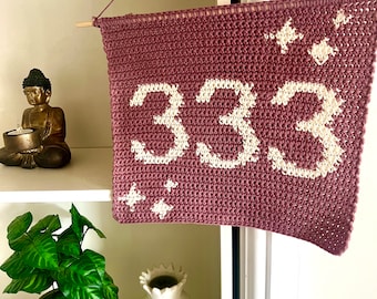 Padrão de crochê para pendurar na parede com o número do anjo 333