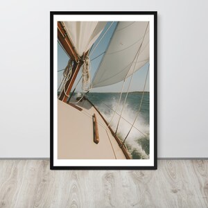 Stampa fotografica di barca a vela sull'oceano - Arte murale incorniciata - Decorazione nautica - Arte di avventure costiere - Fotografia naturalistica di vela