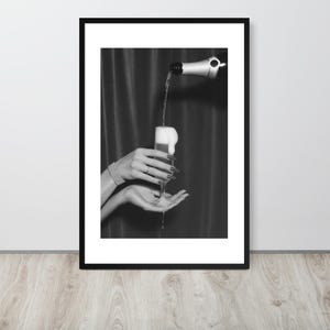 Stampa fotografica in bianco e nero di Champagne Pour - Decorazione da parete con cornice per decorazioni di lusso per feste ed eleganti fotografie di feste