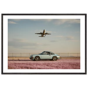 Decorazione murale classica Porsche con aeroplano, stampa retrò di aviazione e auto, decorazione con cornice raffigurante un tramonto sull'erba rosa, poster di auto d'epoca pronto da appendere.