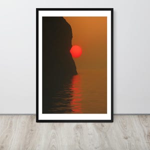 Stampa fotografica del tramonto sull'oceano - Arte da parete con cornice - Decorazione della scogliera del sole rosso - Arte costiera - Fotografia paesaggistica della natura