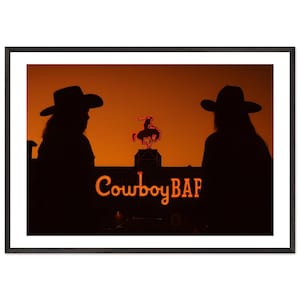 Stampa al neon con silhouette di cowboy in un bar - Decorazione murale con scena di rodeo western, fotografia retrò di vita notturna, decorazione incorniciata e pronta da appendere
