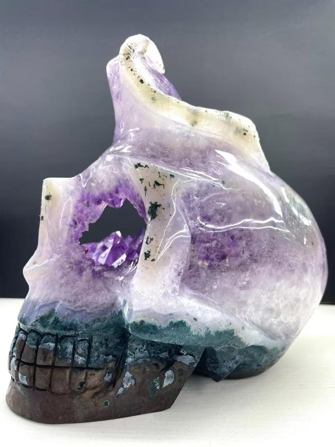 Géode Agate Dentelle Bleue Avec Crâne En Cristal Sculpté – Pièce De Guérison