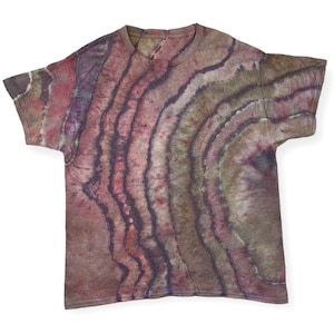Op de afbeelding: Een tie-dye T-shirt met een bruin, groen en paars swirl-patroon.