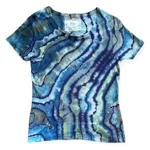 Pode incluir: Uma camiseta azul, verde e roxa tie-dye com decote redondo e mangas curtas.