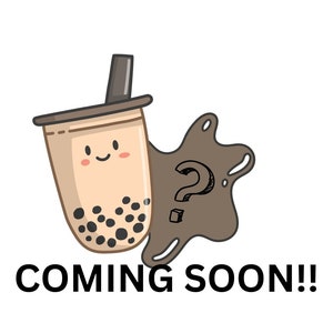 Può includere: Un'illustrazione di un cartone animato di una tazza di tè boba marrone con un viso sorridente e una cannuccia. La tazza è piena di perle di boba nere. Uno schizzo di liquido marrone con un punto interrogativo è dietro la tazza. Il testo "COMING SOON!" è sotto la tazza.