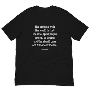 Puede incluir: Camiseta negra con texto blanco. El texto dice: "El problema con el mundo es que las personas inteligentes están llenas de dudas y los estúpidos están llenos de confianza". El nombre del autor, Charles Bukowski, está debajo.