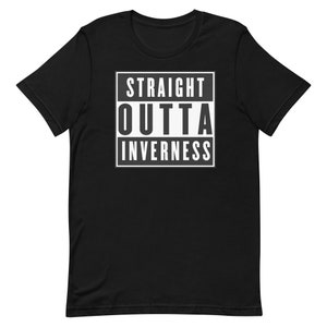 Straight Outta Inverness T-Shirt - Inverness Tee - NWA Style Schottland Shirt - Unisex Schotten Geschenk