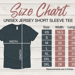 Puede incluir: Tabla de tallas para una camiseta de manga corta de jersey unisex. La tabla muestra el ancho y la longitud en pulgadas para las tallas XS a 3XL.