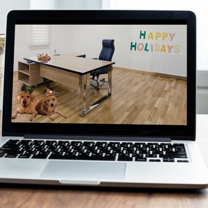 Könnte beinhalten: Der Bildschirm eines Laptops zeigt ein modernes Büro mit einem Schreibtisch, einem Stuhl und einem Holzboden. Zwei Hunde mit Weihnachtsmützen sitzen vor dem Schreibtisch. Der Text "HAPPY HOLIDAYS" steht an der Wand.