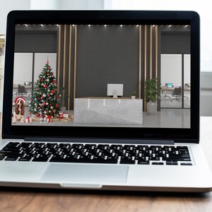 以下が含まれることがあります： モダンなオフィス環境に飾られたクリスマスツリーを映し出したラップトップコンピューター。サンタの帽子をかぶった犬がツリーの前に座っています。