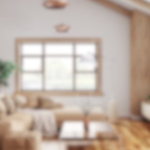 Può includere: Un soggiorno con un grande divano angolare di colore marrone chiaro, un tavolino da caffè e un'unità a scaffale in legno. La stanza ha una grande finestra con luce naturale e un soffitto in legno.