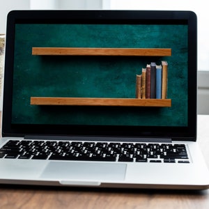 Può includere: Un computer portatile con uno schermo verde che mostra uno scaffale di legno con dei libri.