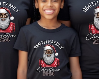 Puede incluir: Una familia de cuatro personas con camisetas negras con un gráfico de Papá Noel negro y el texto "SMITH FAMILY Christmas 2024".