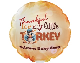 Puede incluir: Un globo con temática de Acción de Gracias con un pavo de dibujos animados que lleva un gorro de marinero. El globo dice "Thankful for my little TURKEY Welcome Baby Smith".