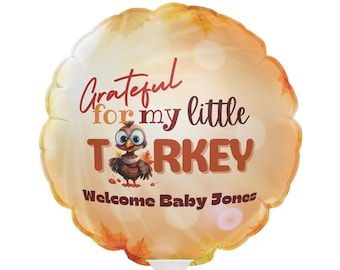Puede incluir: Un globo redondo de color naranja y marrón con un pavo de dibujos animados y el texto "Grateful for my little TURKEY Welcome Baby Jones".